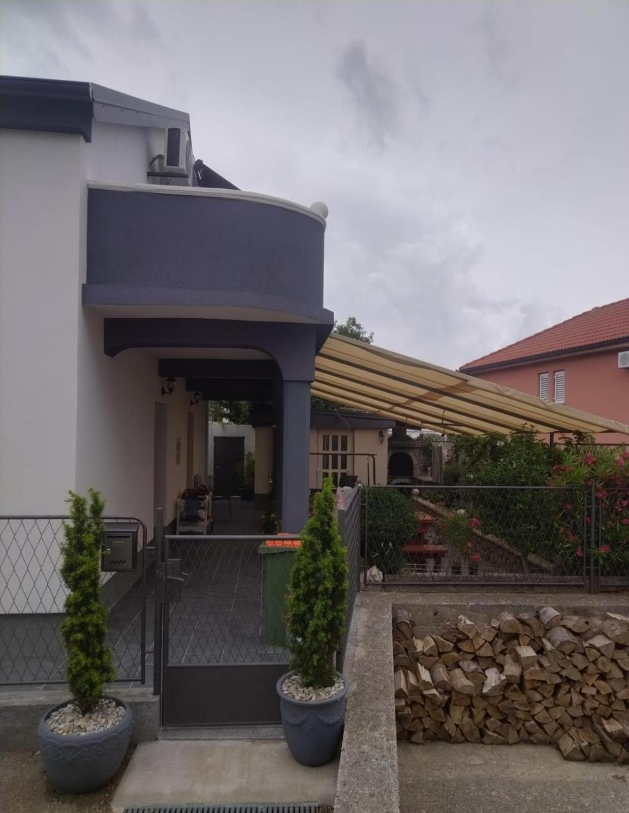 Sunshine Apartments Karlobag Exterior photo